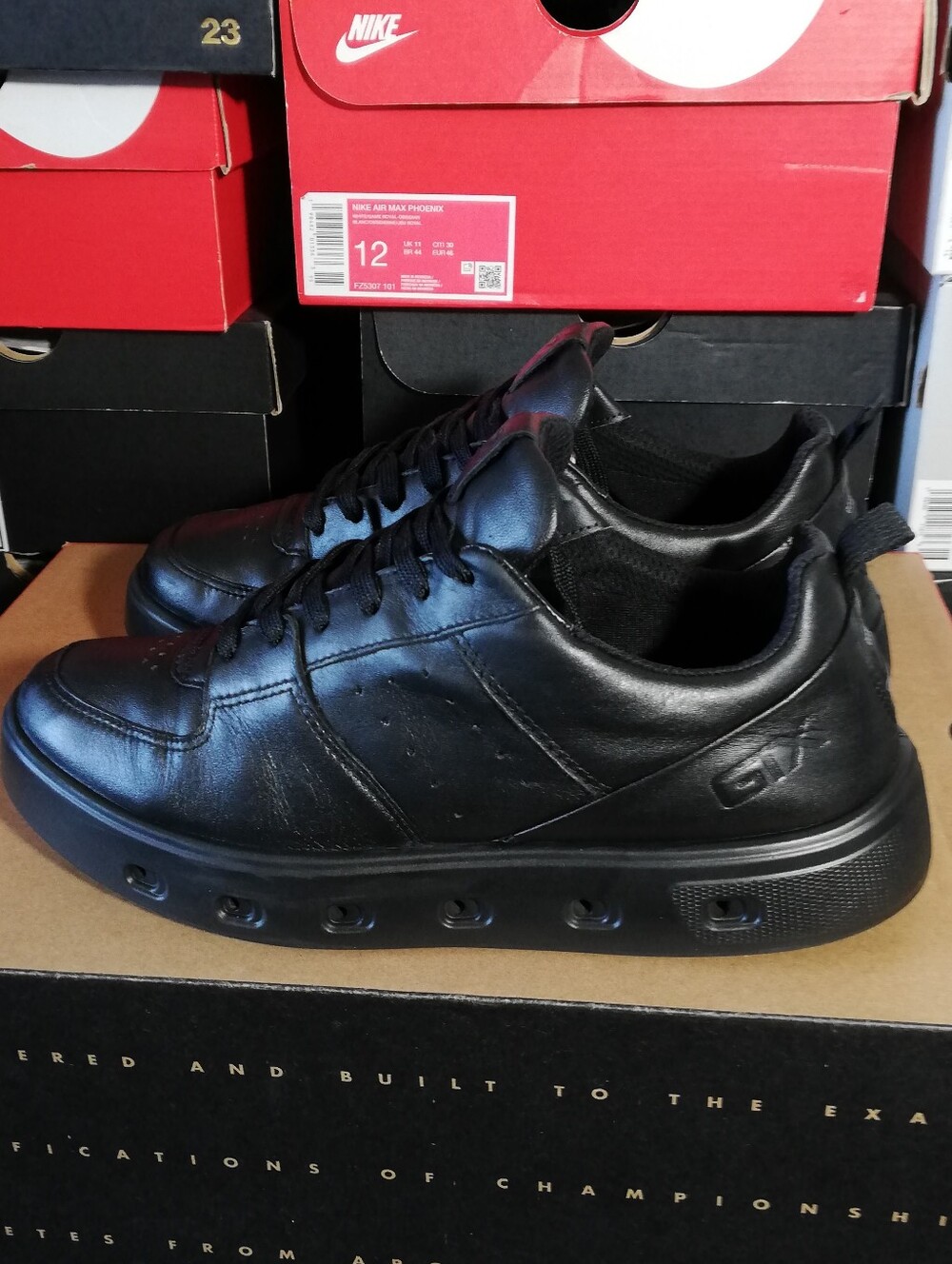 ECCO STREET 720 SNEAKER GTX BLACK WOMEN SIZE 8 GREAT COND